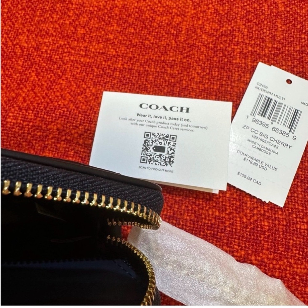 ❤️❤️❤️Coach zip card case with cherry print/gold hardware ❤️❤️❤️ - Picture 10 of 10